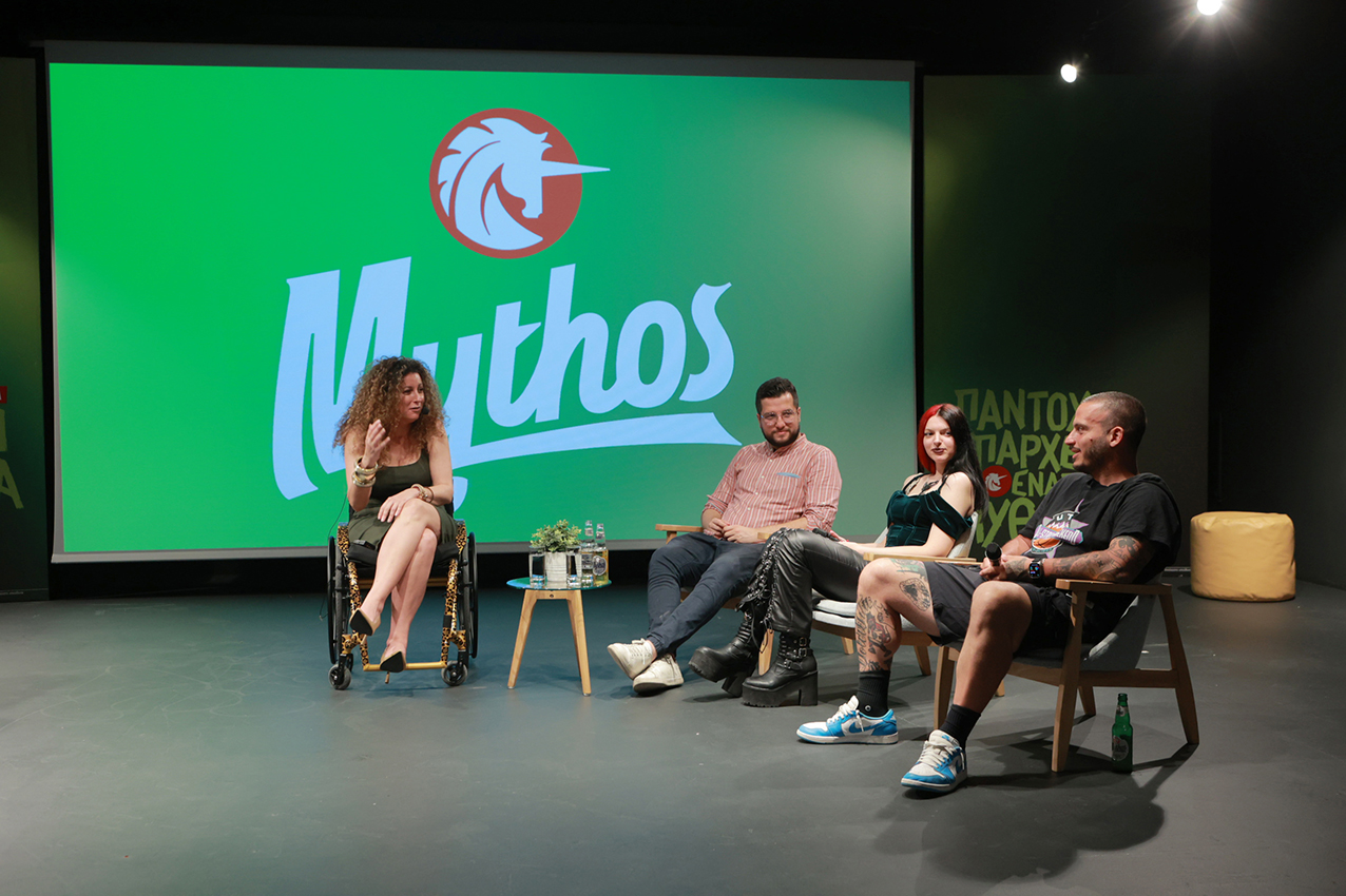 Η Κατερίνα Βρανά, η Μαρία από τις WLG Female Stars και ο Same84 συζητούν καθισμένοι σε μία σκηνή με φόντο το λογότυπο του Μύθου.
